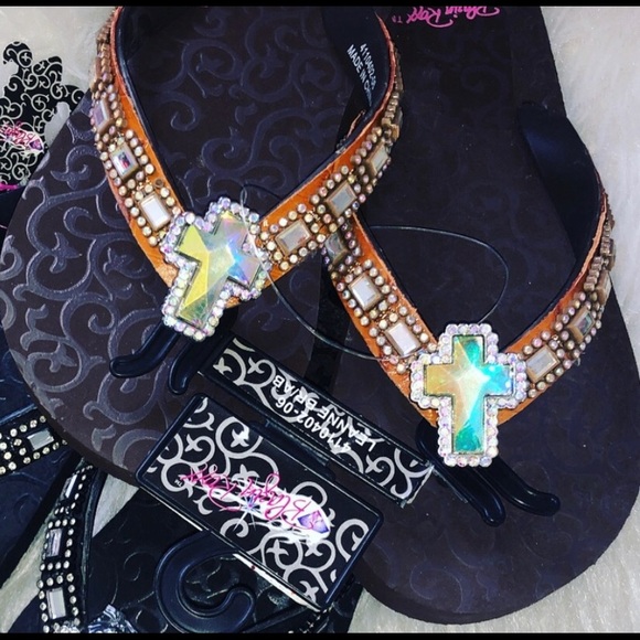 Blazin Roxx Brown Rhinestone Cross Flip Flops - Picture 2 of 2